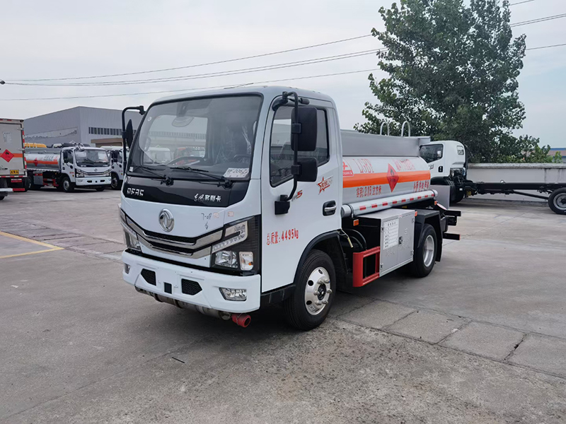 東風(fēng)小藍(lán)牌2噸運(yùn)油車