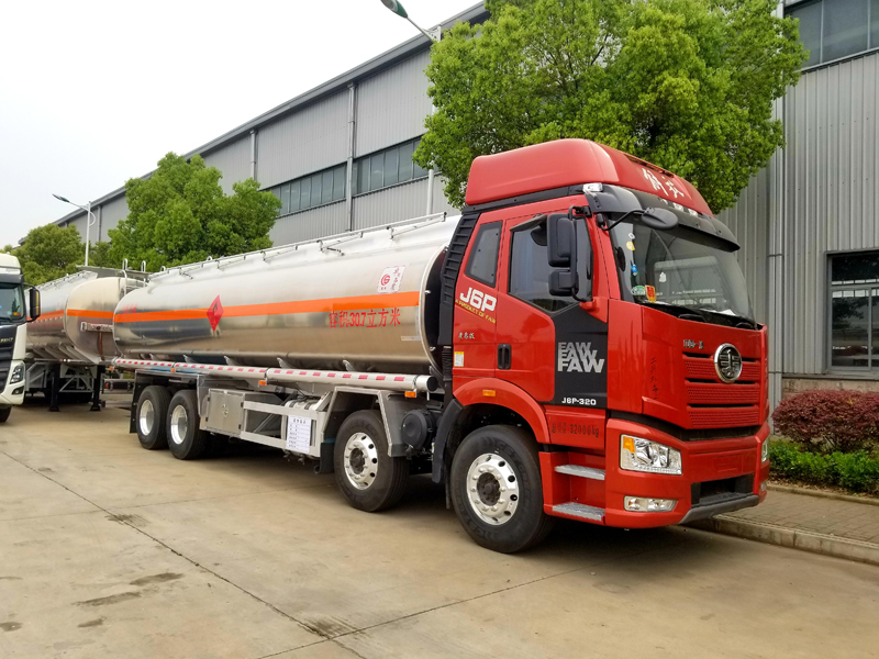 國(guó)六解放前四后八油車