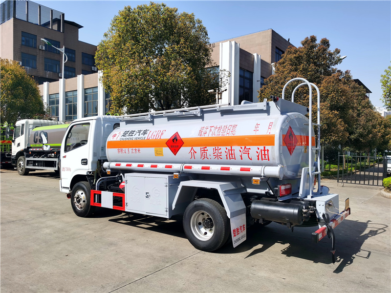 東風多利卡5噸油罐車