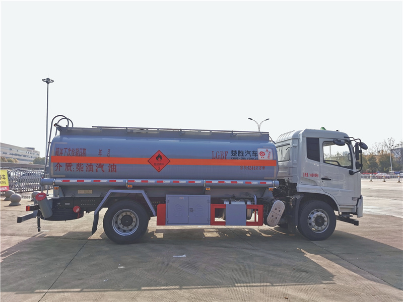 天錦單橋碳鋼柴汽油介質(zhì)油罐車(chē)